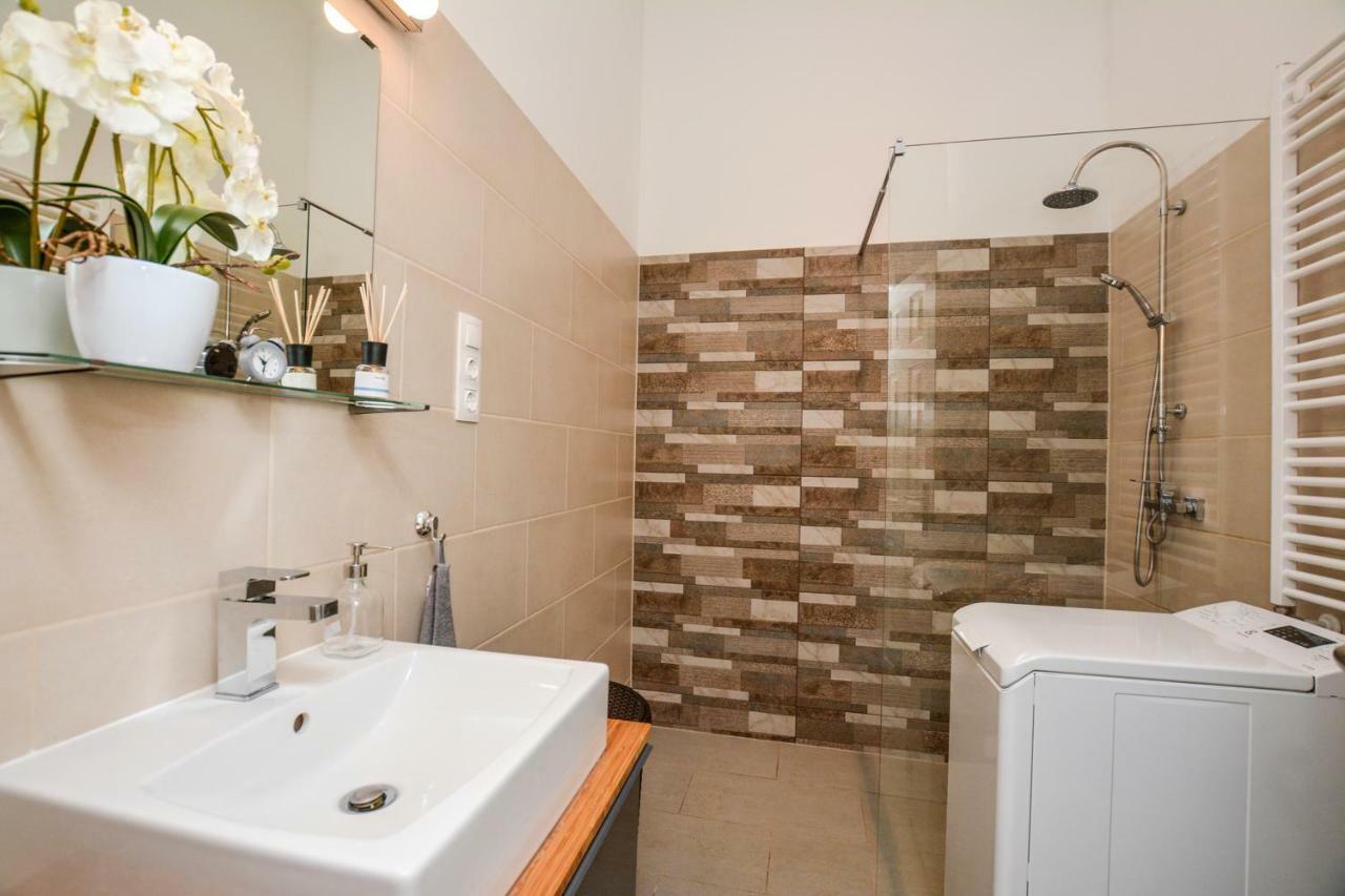 Timeless Apartment With Free Private Parking Budapest Esterno foto
